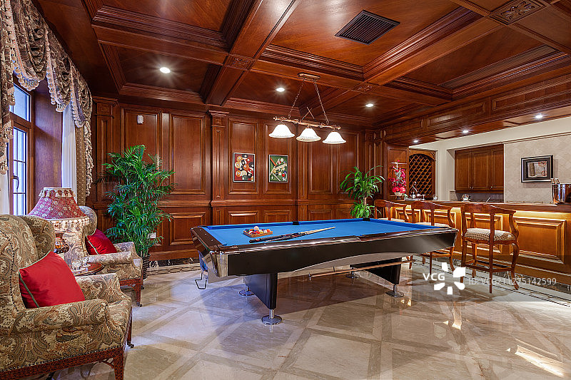 别墅内的家庭酒吧台球房图片素材