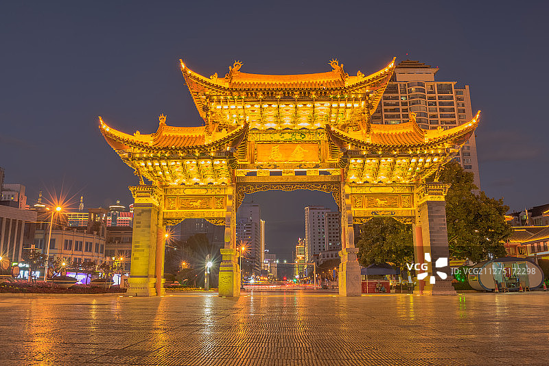 中国云南昆明金碧广场夜景图片素材