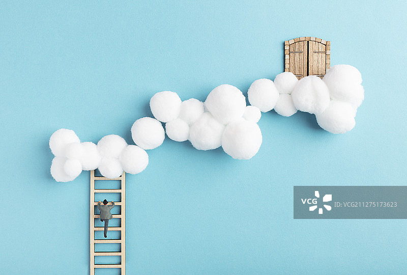 棉花云朵爬梯子的小人与门图片素材