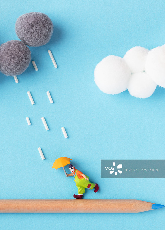 毛球乌云下雨铅笔上躲雨的小丑图片素材