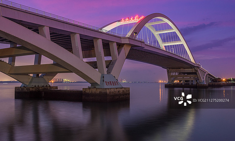 日出前的厦门五缘大桥图片素材