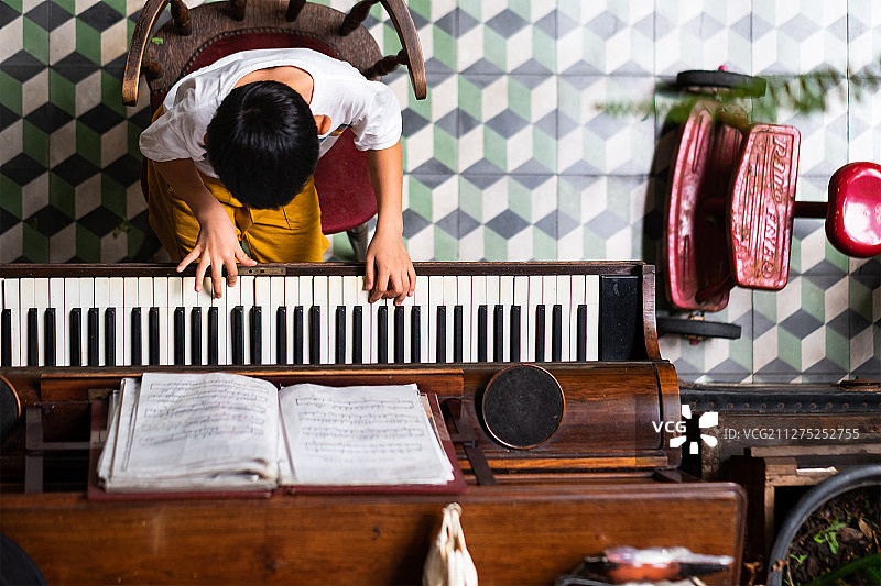 弹钢琴的男孩图片素材