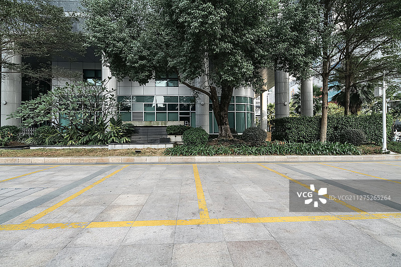 办公大楼户外停车场-汽车广告背景图图片素材
