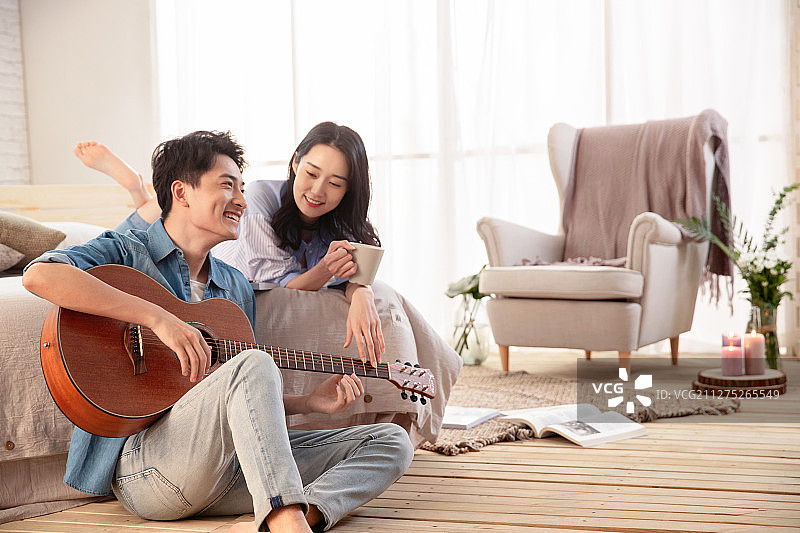 年轻男人唱歌给女友听图片素材