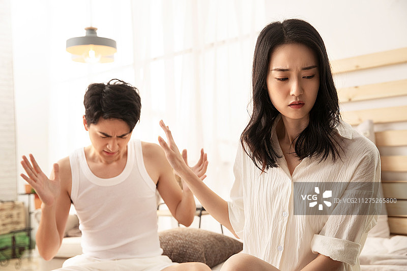 年轻情侣在床上吵架图片素材