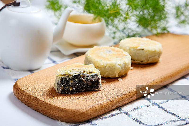 传统糕点苏式黑芝麻月饼图片素材