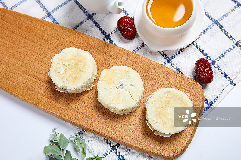 传统糕点苏式黑芝麻月饼图片素材