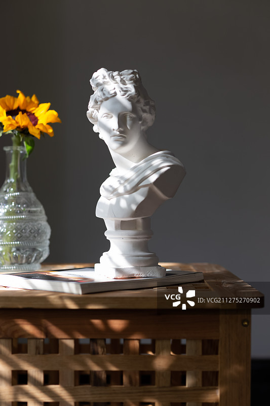 阳光下的石膏像和向日葵花图片素材