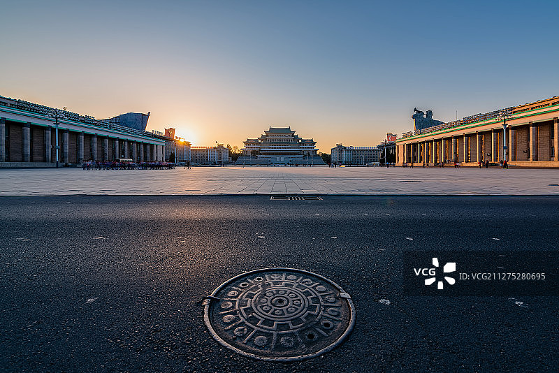 朝鲜平壤金日成广场路边井盖图片素材