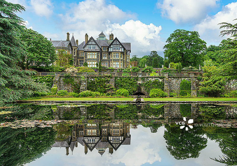 夏天欧洲英国北威尔士博德南特花园房屋池塘园林景观图片素材
