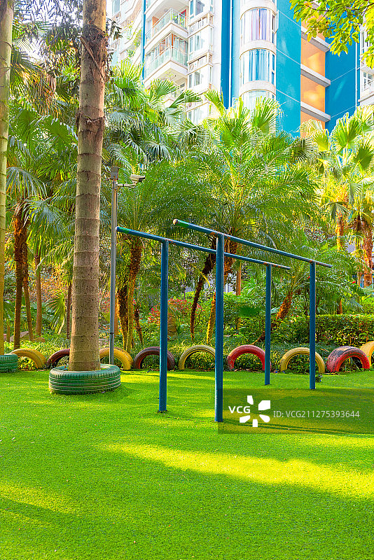 现代居民小区中体育锻炼区域的双杠图片素材