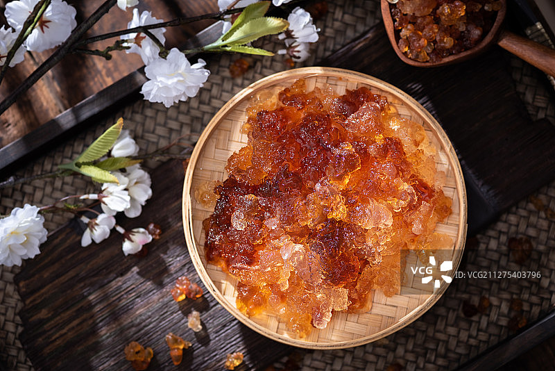 已经泡发好的桃胶在阳光下照耀得通透图片素材