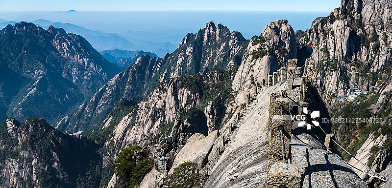 中国安徽省黄山天都峰鲫鱼背风景图片素材