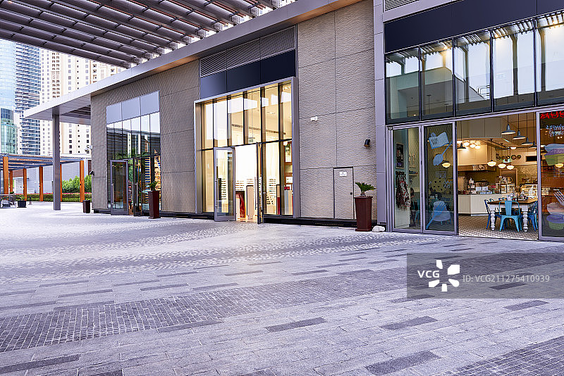 迪拜国际品牌旗舰店门前广场图片素材