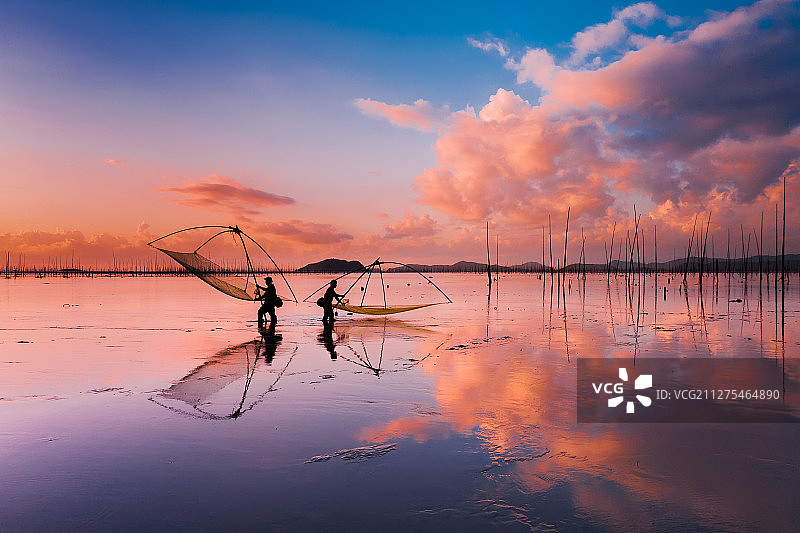 捕鱼人在水中的倒影图片素材