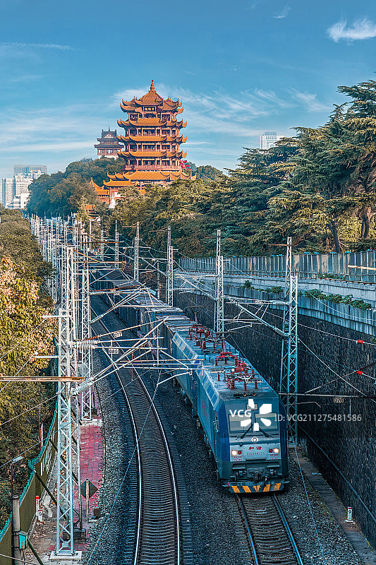 武汉黄鹤楼相遇和谐号图片素材