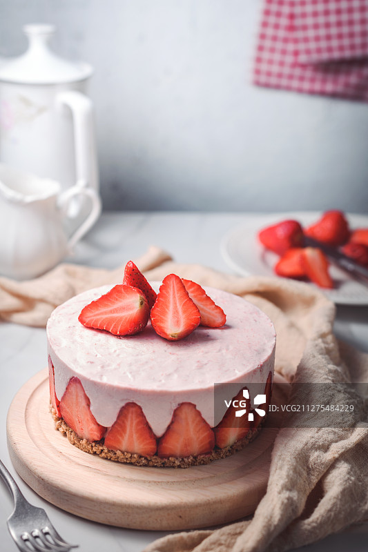草莓慕斯蛋糕图片素材