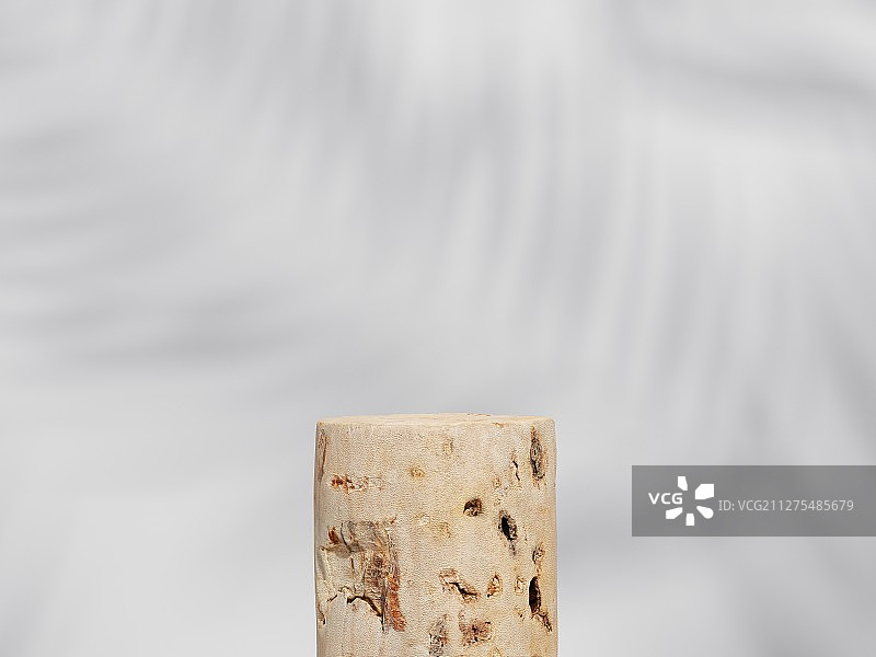 树影斑驳下的木制产品展示台图片素材