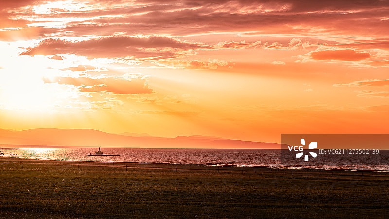 夕照青海湖图片素材