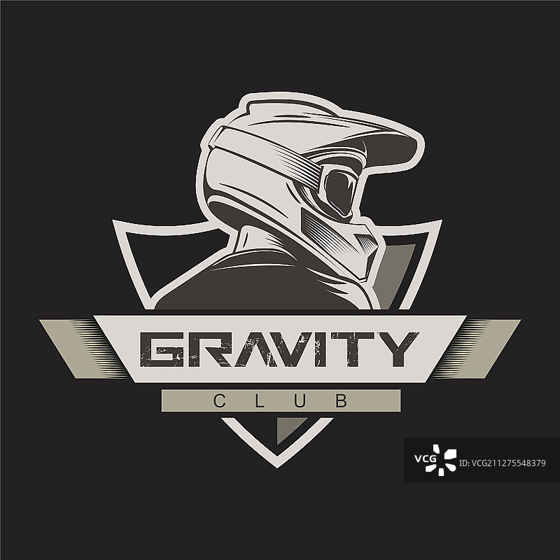 戴全盔，穿印花T恤的摩托车越野赛车手图片素材