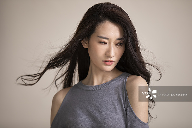 年轻漂亮的女士图片素材