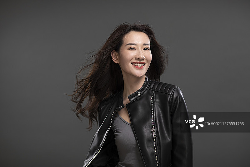 年轻时尚的女孩图片素材