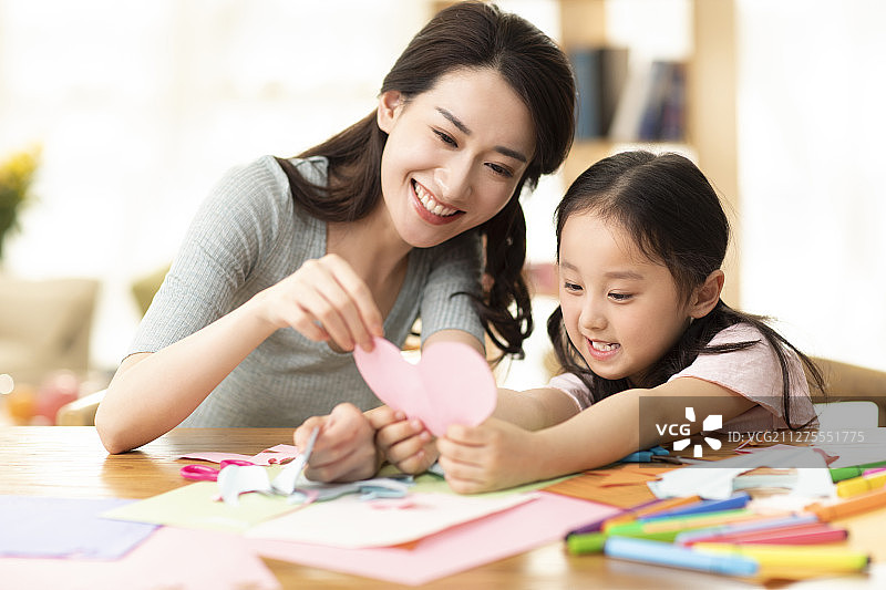 快乐的母女俩在家剪纸图片素材