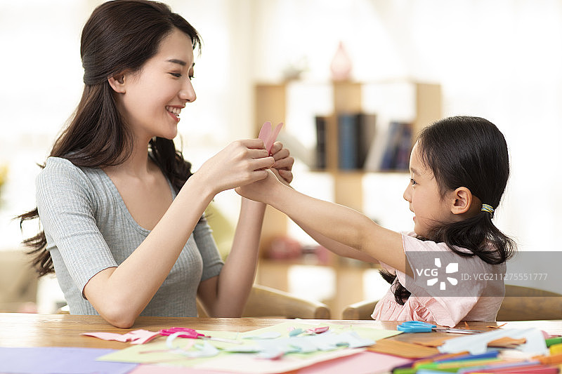 快乐的母女俩在家剪纸图片素材