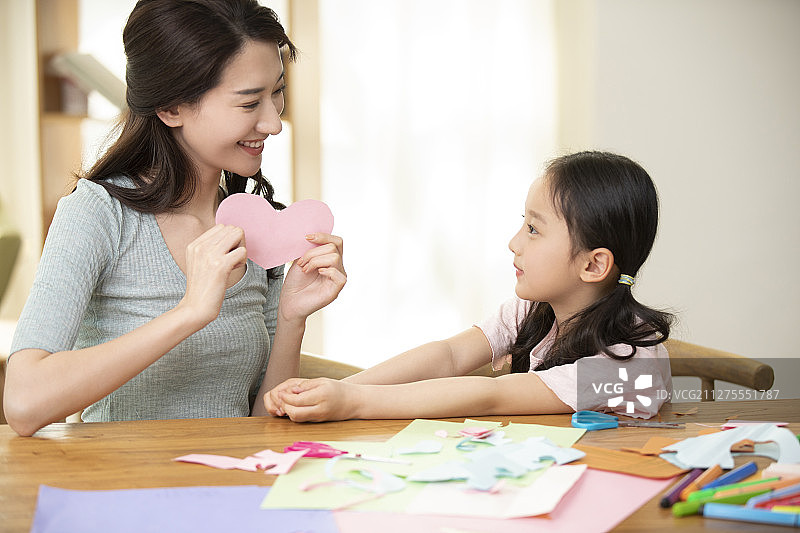 快乐的母女俩在家剪纸图片素材