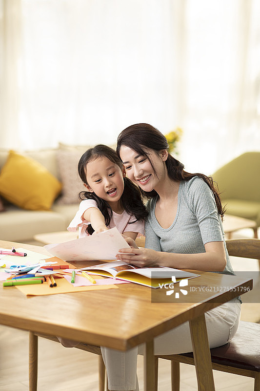 快乐的母女俩在家画画图片素材