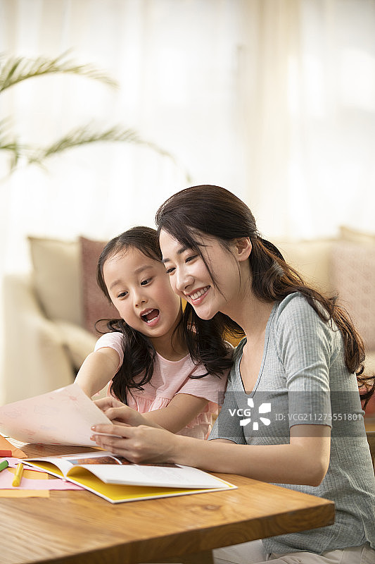 快乐的母女俩在家画画图片素材