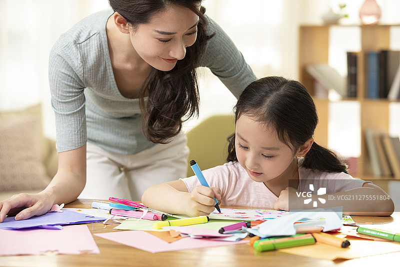 快乐的母女俩在家画画图片素材