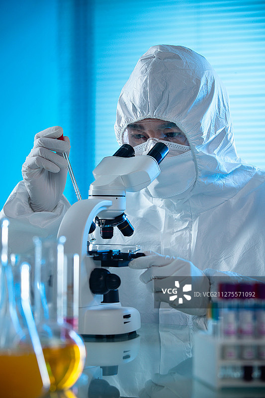 医学专家做科学试验图片素材