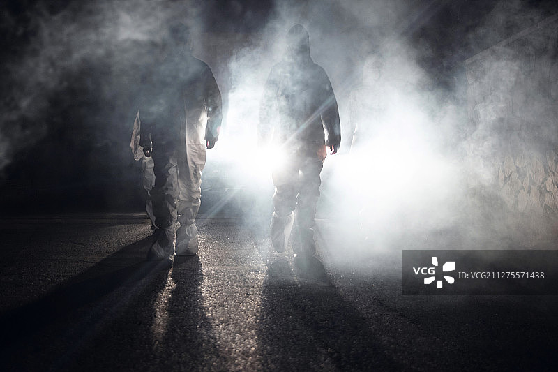 雾气中的医务工作者团队图片素材