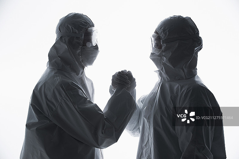 穿防护服的医生相互加油鼓励图片素材