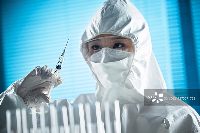 医务工作者拿着注射器图片素材