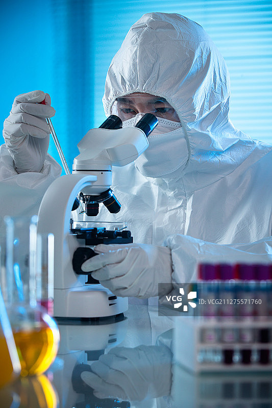 医学专家做科学试验图片素材
