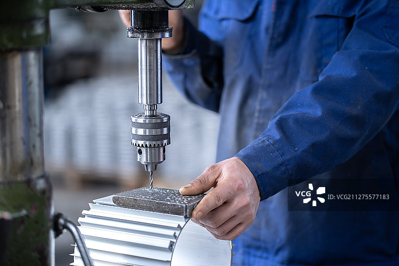 机床在电机上钻孔图片素材