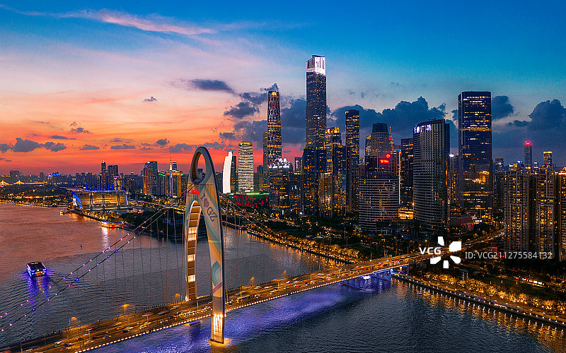 傍晚时分华灯初上的珠江新城，格外迷人图片素材