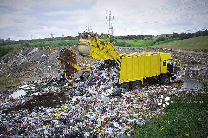 垃圾填埋场的卡车倾倒垃圾图片素材