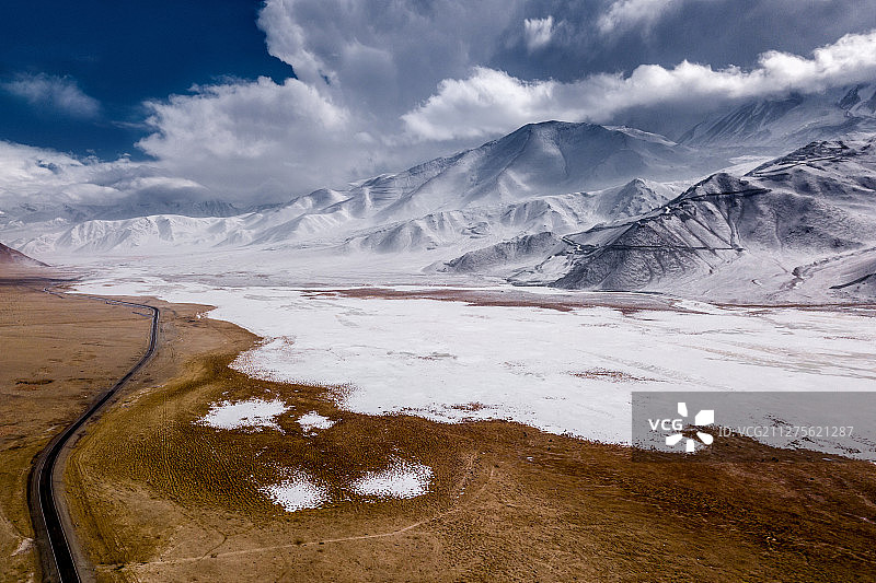 自驾航拍新疆喀喇昆仑公路穿越冬季壮观的帕米尔高原图片素材