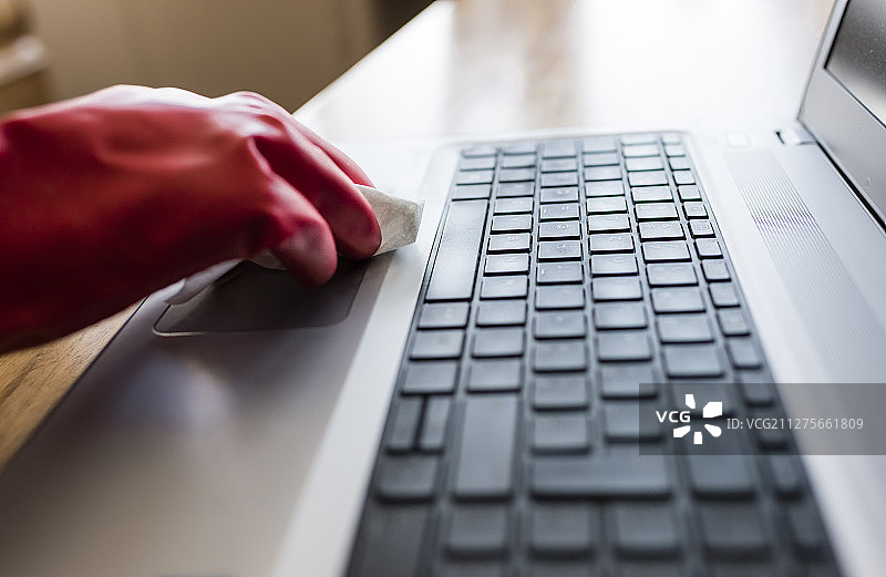 清洁笔记本电脑键盘图片素材