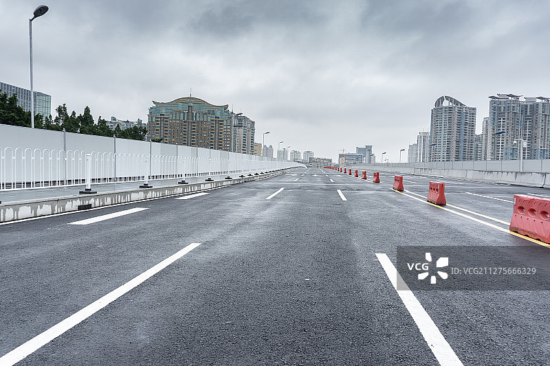 现代城市雨天公路-汽车广告背景图图片素材