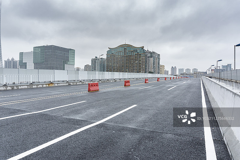 现代城市雨天公路-汽车广告背景图图片素材