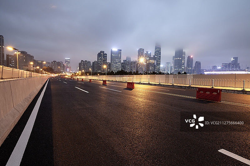 现代公路夜景-汽车广告背景图图片素材