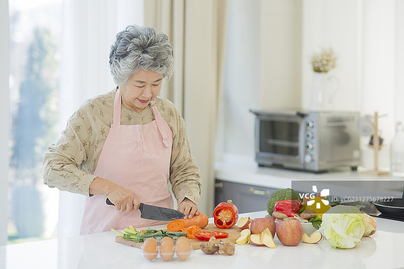 快乐的老年生活概念：老年夫妇日常生活中的健康活动213图片素材