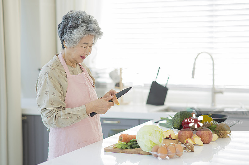 快乐的老年生活理念：老年夫妇日常生活中的健康活动211图片素材