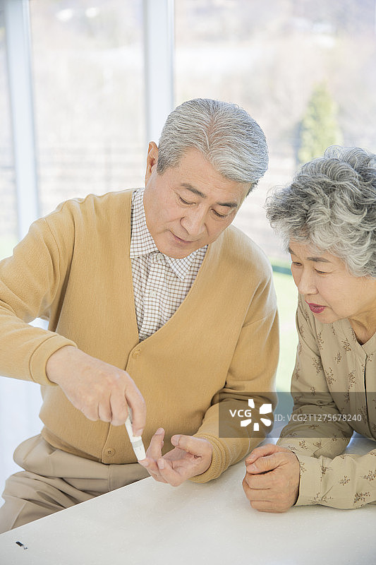 快乐的老年生活理念：老年夫妇在日常生活中的健康活动202图片素材
