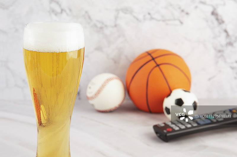 不同玻璃杯和瓶子的特写：饮酒文化概念摄影058图片素材