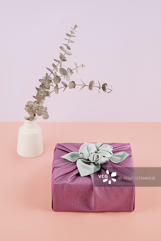 韩国传统包袱布、茶点和贺卡图片素材